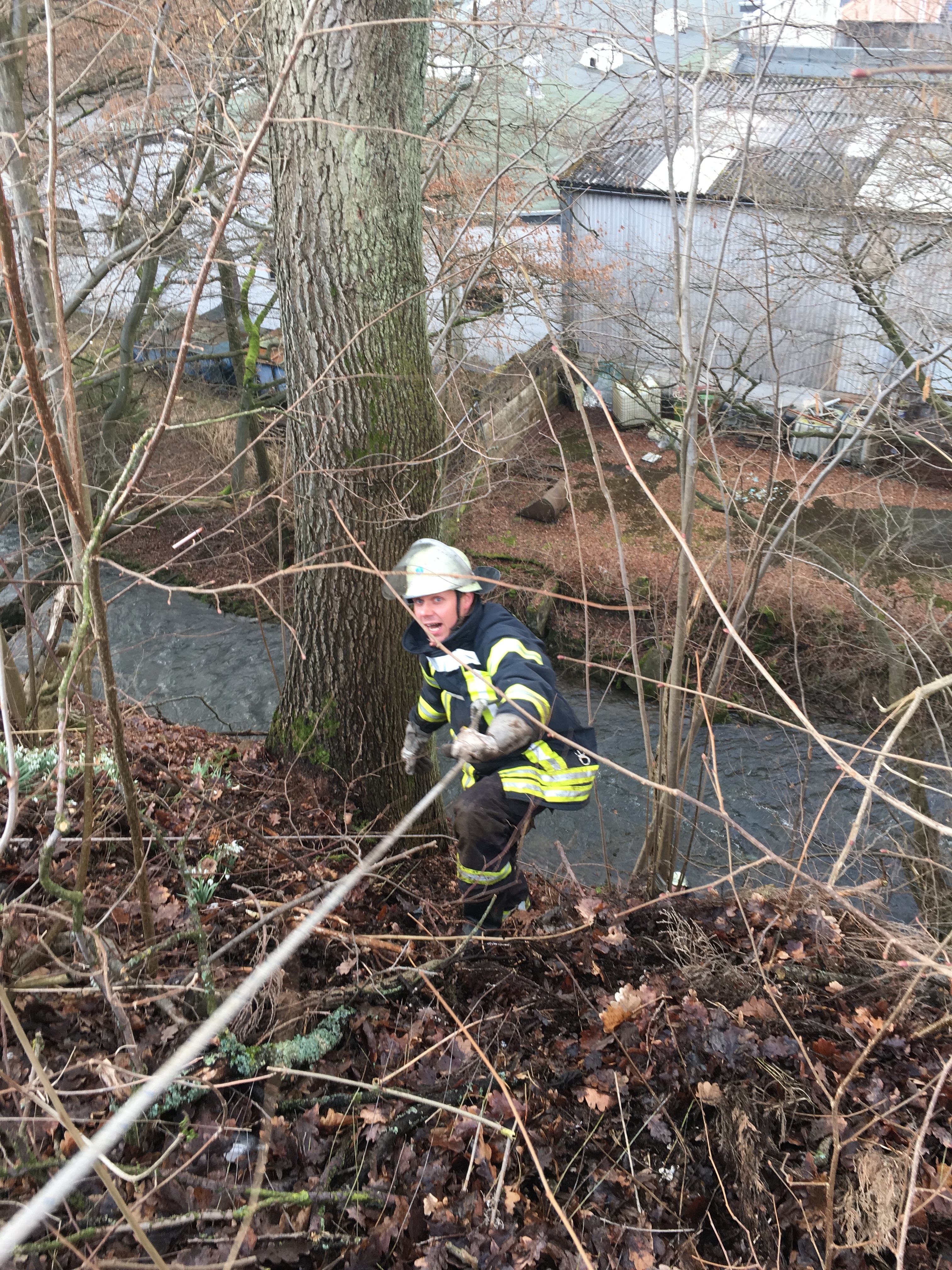 Zur Rettung seilten sich die Feuerwehrleute ab.