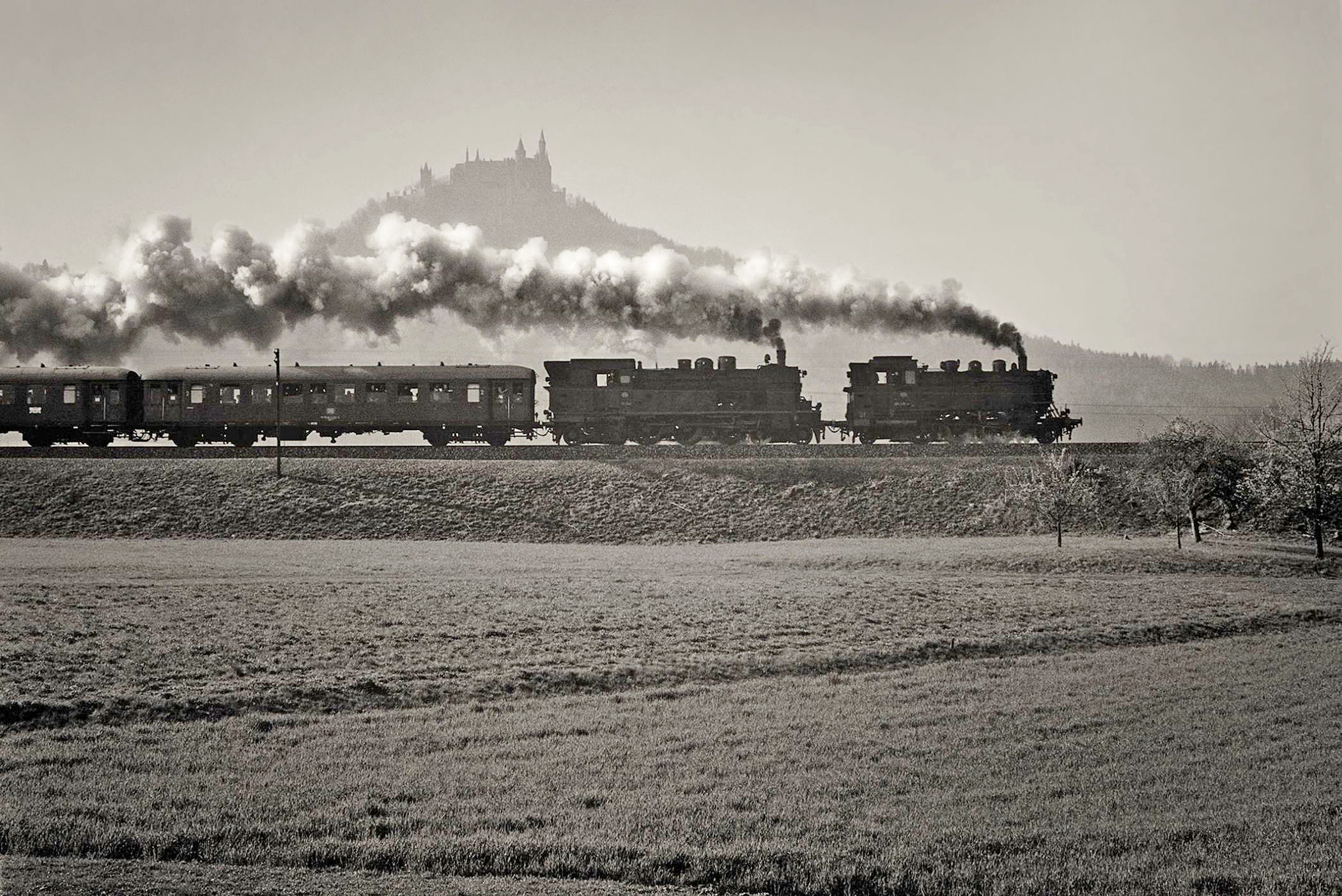 Die Loks "064 491-4" und "078 246-6" dampfen vor der Burg Hohenzollern in Hechingen.
Foto: Thomas Pflaum/dampfzeit-buch.de