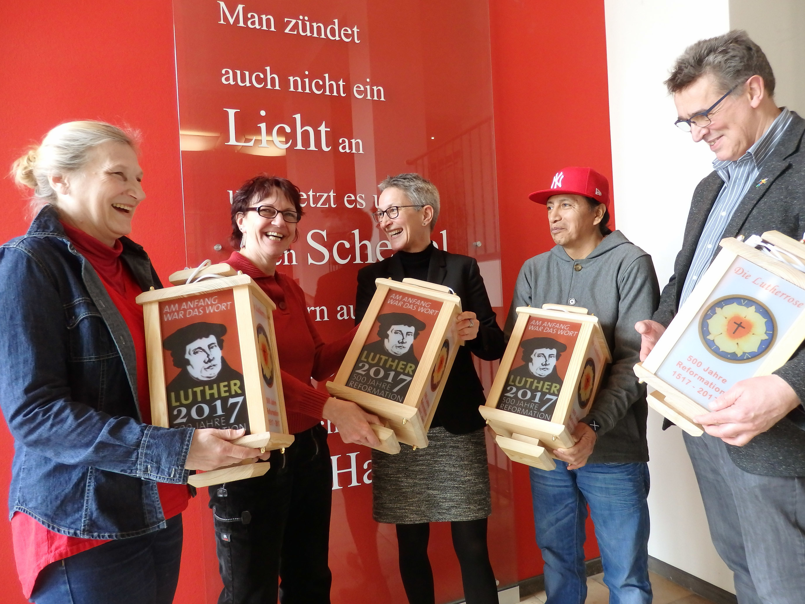Im Haus der Evangelischen Kirche übergab Andrea Herz (2.v.l.) gemeinsam mit zwei Mitarbeitenden aus der Kreativwerkstatt der NEUE ARBEIT der Diakonie die ersten Exemplare der Lutherlaterne an Superintendentin Marion Greve (Mitte) und Skriba Heiner Mausehund (r.). Pressefoto: Stefan Koppelmann/Kirchenkreis Essen