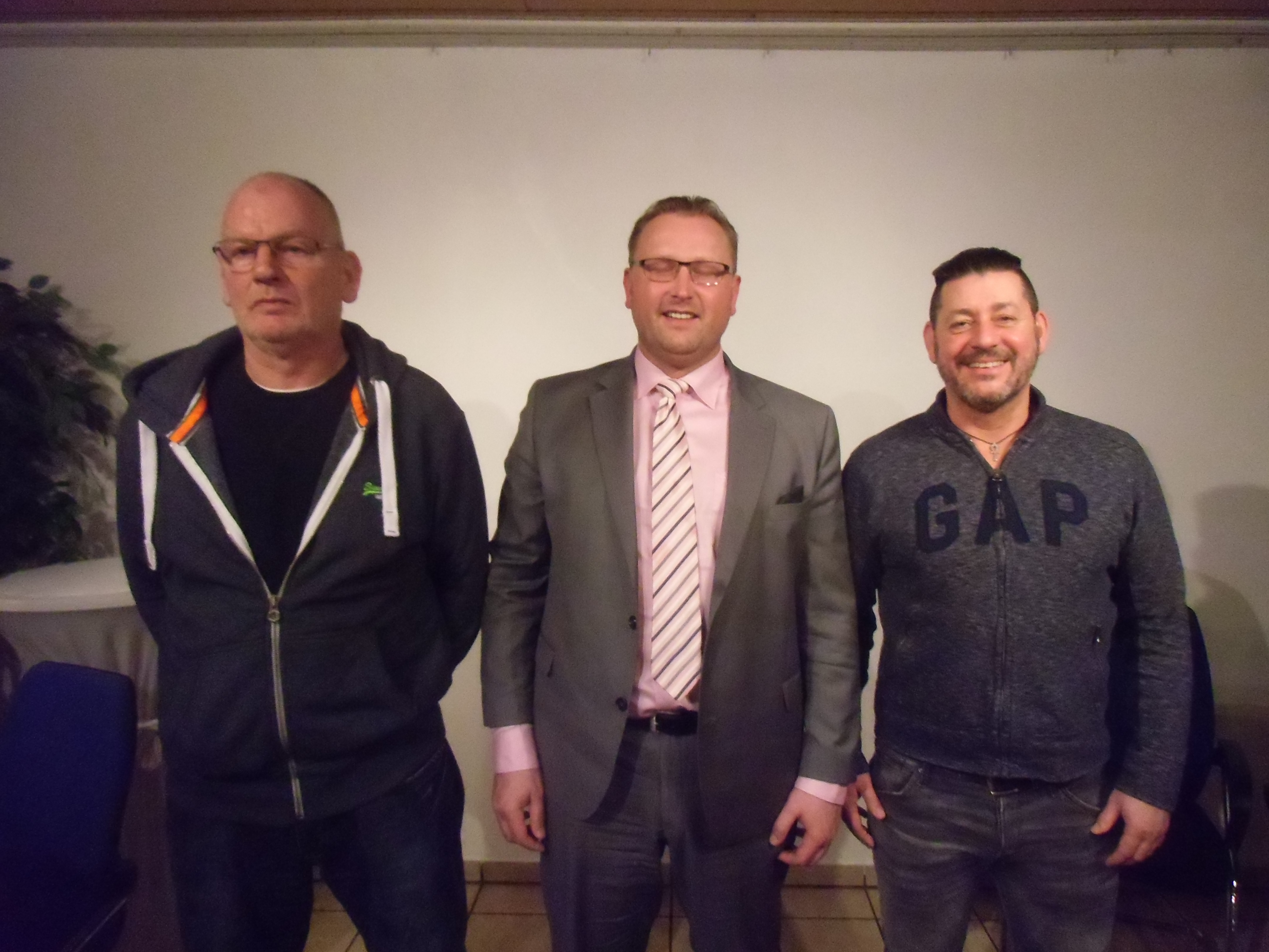 BU
Das neue Hevener Funktions-Team (v. l.) Mario Keßler, Peter Kluth und Oliver Gottwald ist erst kommissarisch in Amt und Bürden. Foto: amö