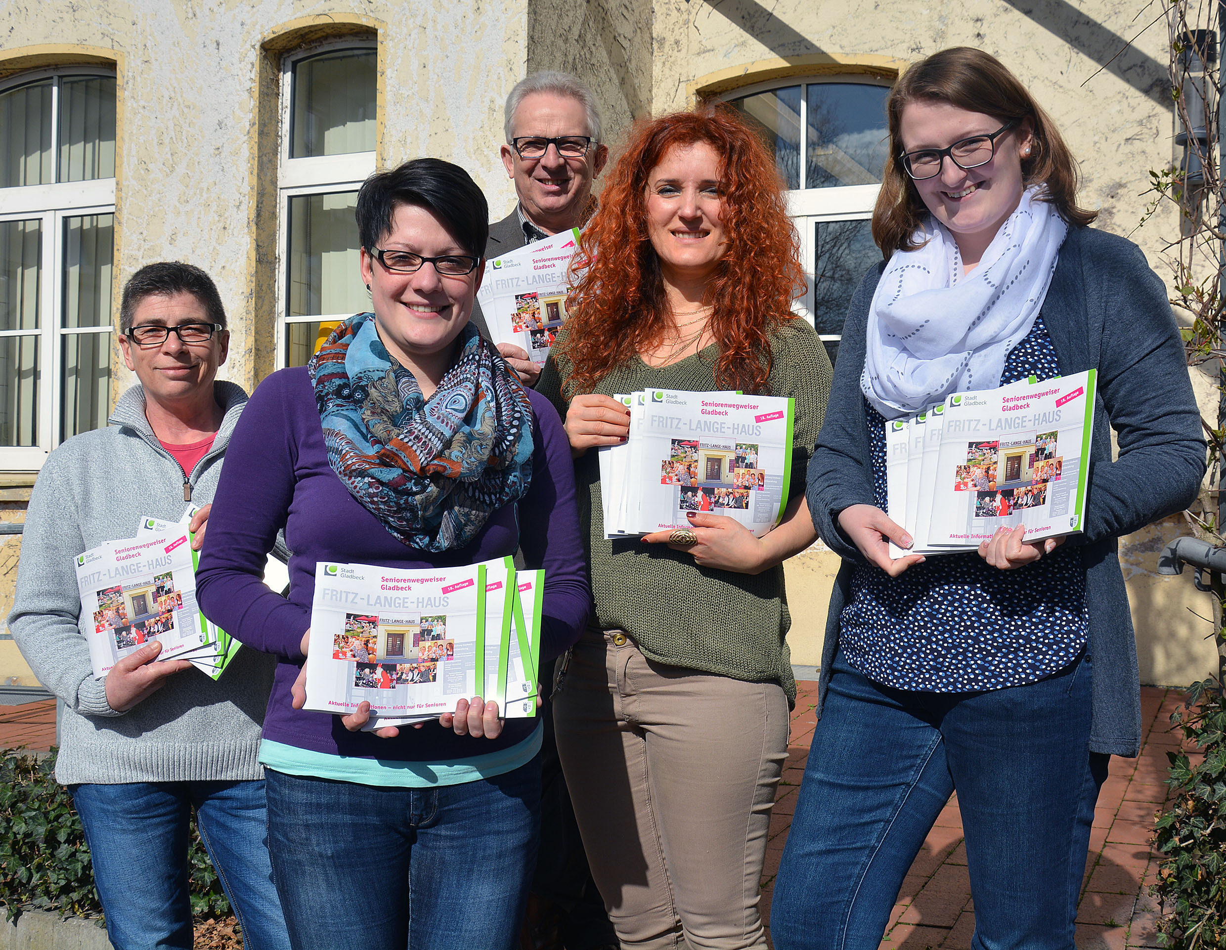 Das Team der städtischen Seniorenberatung präsentiert den neuen "Seniorenwegweiser": Angelika Klar, Tina Trendel, Ulrich Hauska (Abteilungsleiter), Cemile Tosun und Stephanie Janus (von links nach rechts).