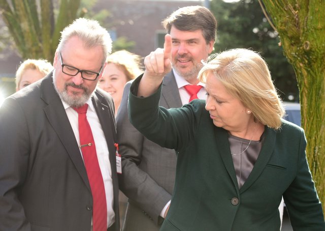 Ministerpräsidentin Hannelore Kraft, deutet wohl auf die Umfrageergebnisse von Martin Schulz
