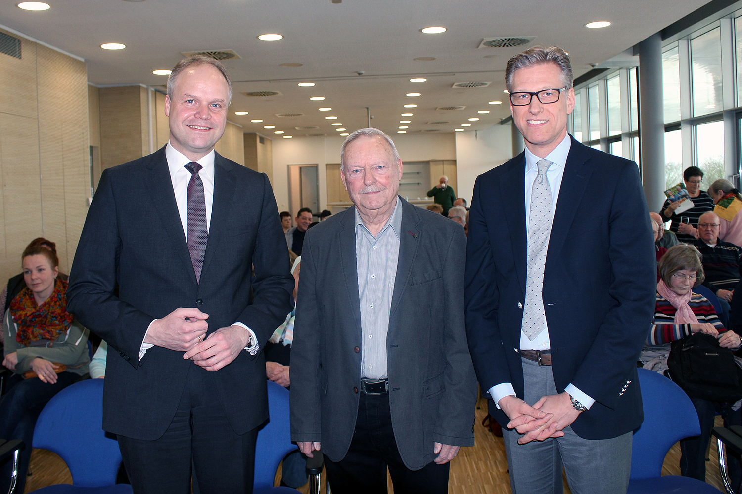 Franz-Josef Griese (stellv. Leiter der Volksbank Unna), Dr. Hans Wille (Vorsitzender Parkinson Forum Unna e.V.) und Prof. Dr. med. Matthias Sitzer (Chefarzt der Klinik für Neurologie und Ärztlicher Direktor im Klinikum Herford)