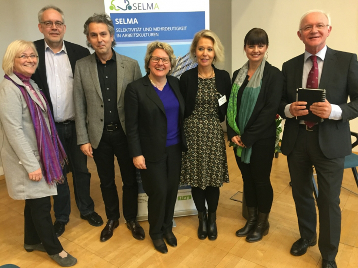 Erfolgswünsche für das Projektteam: MdL Heike Gebhard, Prof. Dr. Stefan Goch (ISG), Dr. Rüdiger Klatt (FIAP), Ministerin Schulze, Silke Steinberg (FIAP), Dr. Alexandra David (IAT) und Prof. Dr. Josef Hilbert.