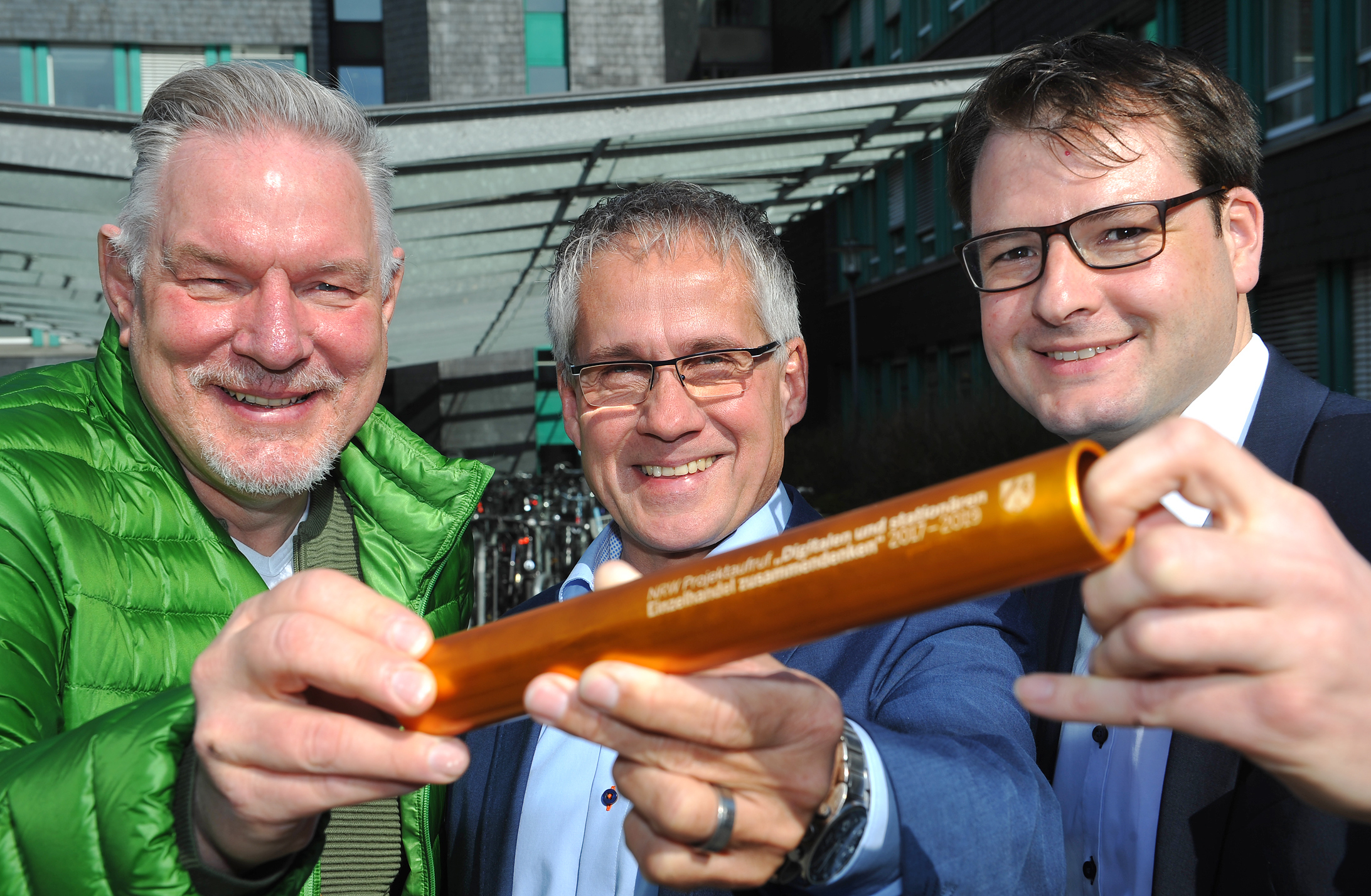 Frank Rehme vom gmv-Team, Bürgermeister Frank Schneider und Citymanager Jan Christoph Zimmermann mit dem symbolischen Staffelstab. Dieser steht für die Förderung des Landes von drei Future-City-Projekten mit 200.000 Euro. Foto: Michael de Clerque
