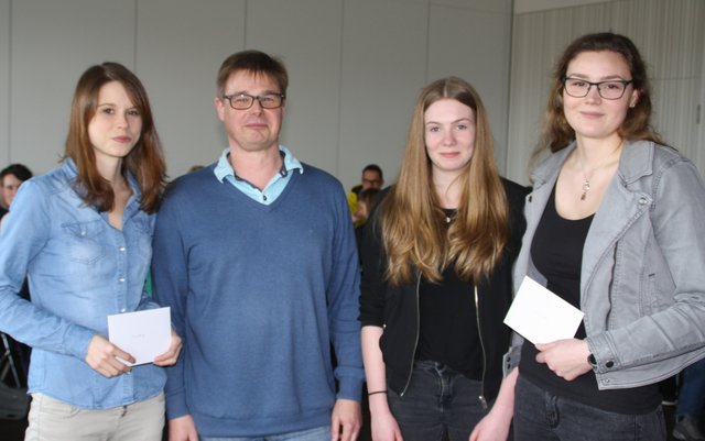 OSC-Vorsitzender Jost Mumm und Jugendwartin Lara Holz bedankten sich bei Mandy Hofmann (lins) und Caroline Feldkamp (rechts) für sechs Jahre Vorstandstätigkeit als Jugendwarte