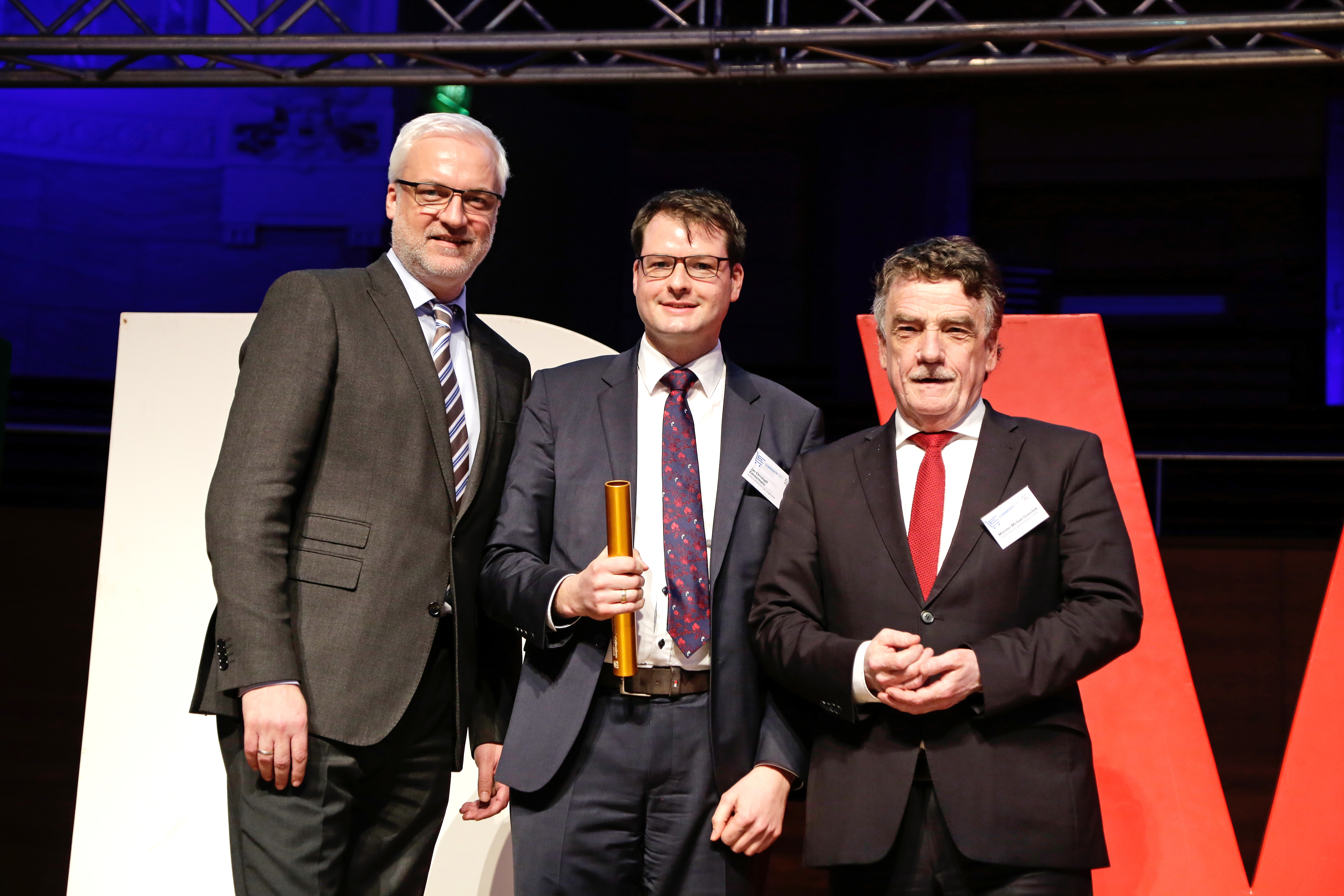 Citymanager Jan Christoph Zimmermann bei der Übergabe des symbolischen Staffelstabes von NRW-Wirtschaftsminister Garrelt Duin (links) und Michael Groschek (rechts), in NRW Minister für Bauen, Wohnen und Stadtentwicklung. Foto: Stadt