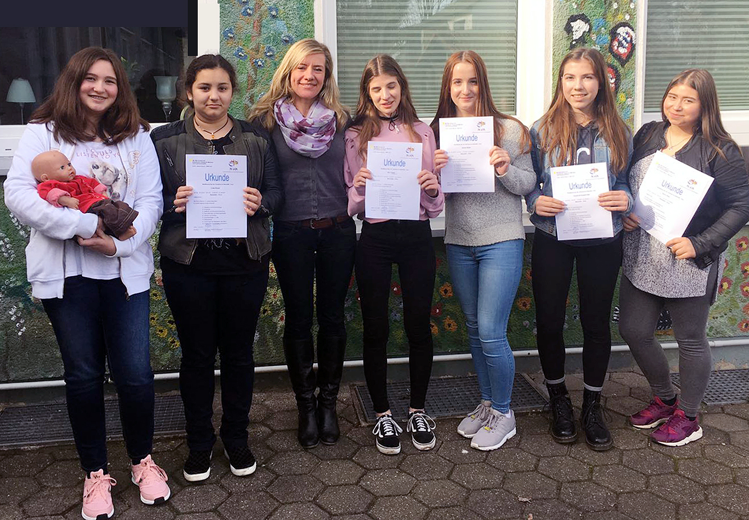 Der Babysitter-Kurs im iEv. Familienzentrum „Unter'm Regenbogen" mit Kursleiterin Anna Ortmann (2. von links)