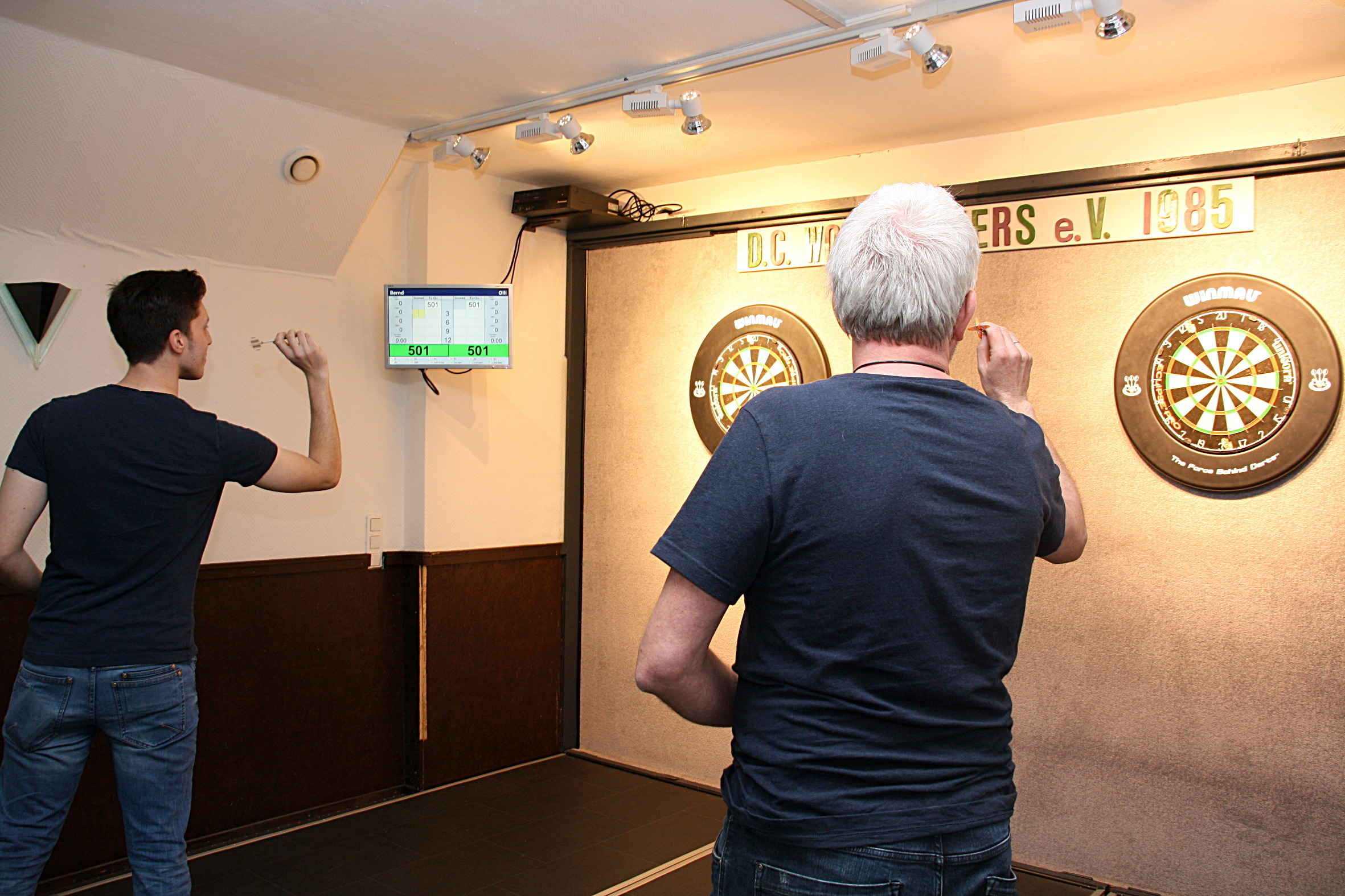 Aus 2,37 Meter Entfernung zielen Simon Schulz (l.) und Michael Baumeister auf die Dartscheiben.