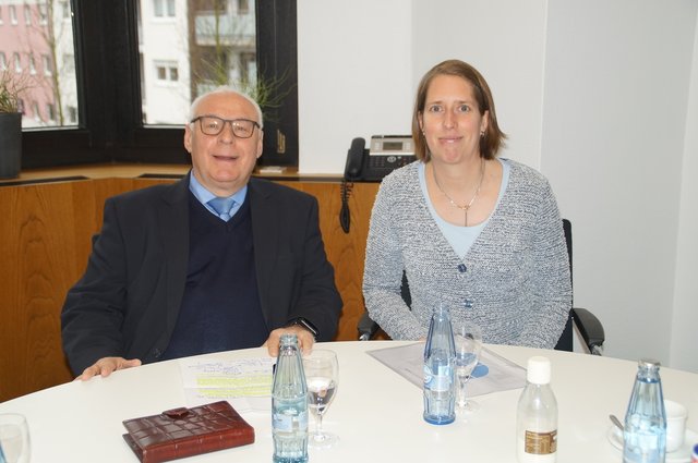 Lothar Mertens und Astrid Weiß freuen sich über den Geldregen.