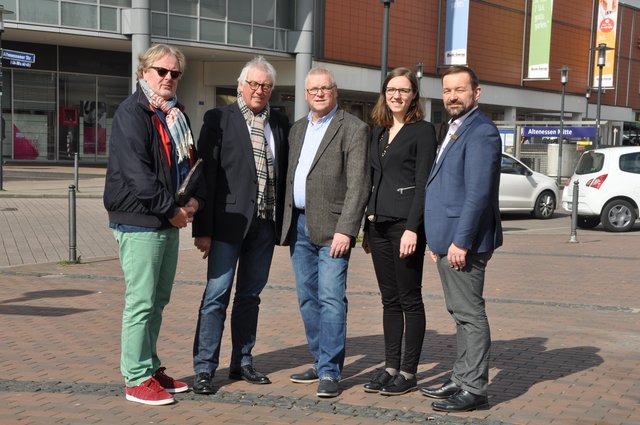 Eberhard Kühnle, Peter Arndt Wülfing, 2. Vorsitzender Ralf Noreikat, Center-Management-Trainee Klara Schreiter und Markus Haas halten wenig von den kürzlich beschlossenen Entscheidung. Foto: Hubernagel