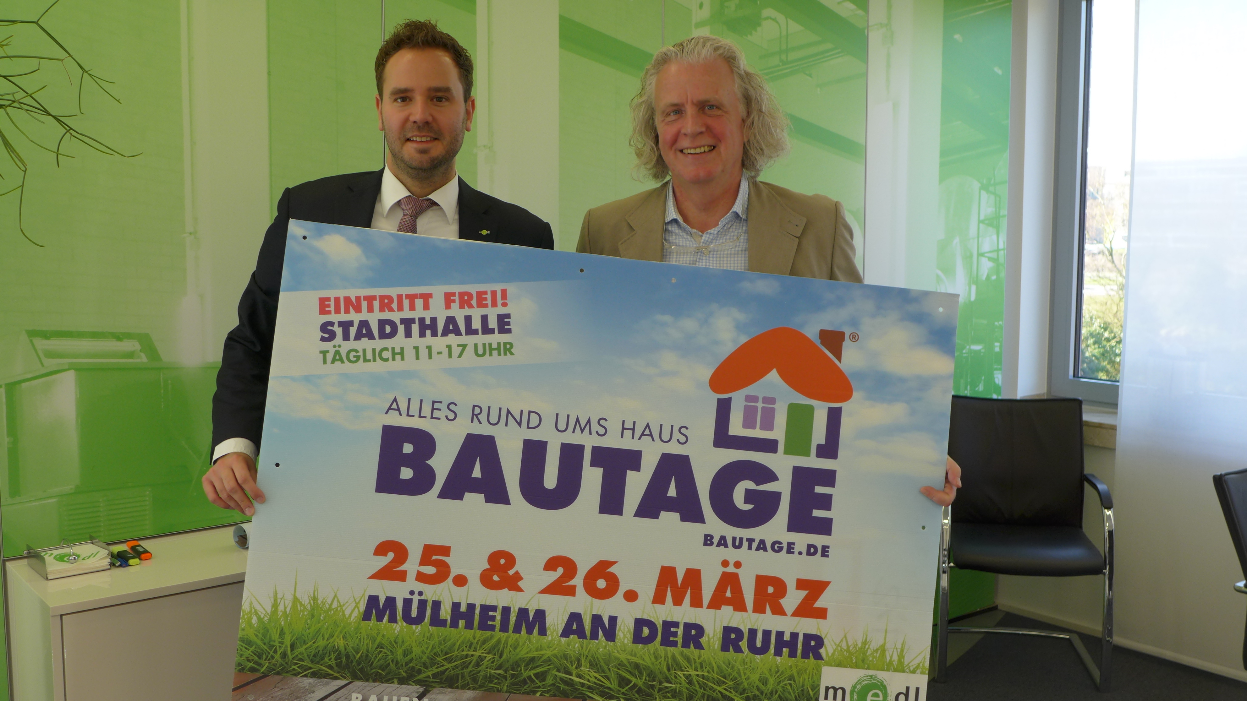 Medl-Vertriebsleiter Jan Hoffmann (links) und Jörg Fetha von der Kölner Gesellschaft Blickfang-Ereignisse hoffen auf gut besuchte und erkenntnisreiche Bautage in der Stadthalle. (Foto Emons)