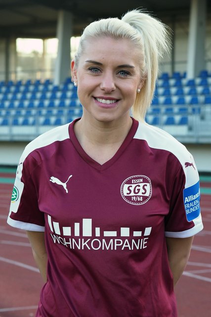 Seit 2009 steht die Frau aus dem zentralen Mittelfeld der SGS Essen beim Bundesligisten von der Ardelhütte unter Vertrag. Sportlich hat Ina Lehmann, die mit ihrem Verein 2014 ins Finale des DFB-Pokals einzog, einen großen Traum: die Championsleague.
