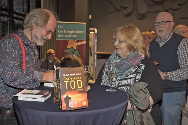 Natürlich musste Klaus-Peter Wolf wieder ohne Ende Autogramme und Widmungen schreiben. Foto: Gerd Kaemper