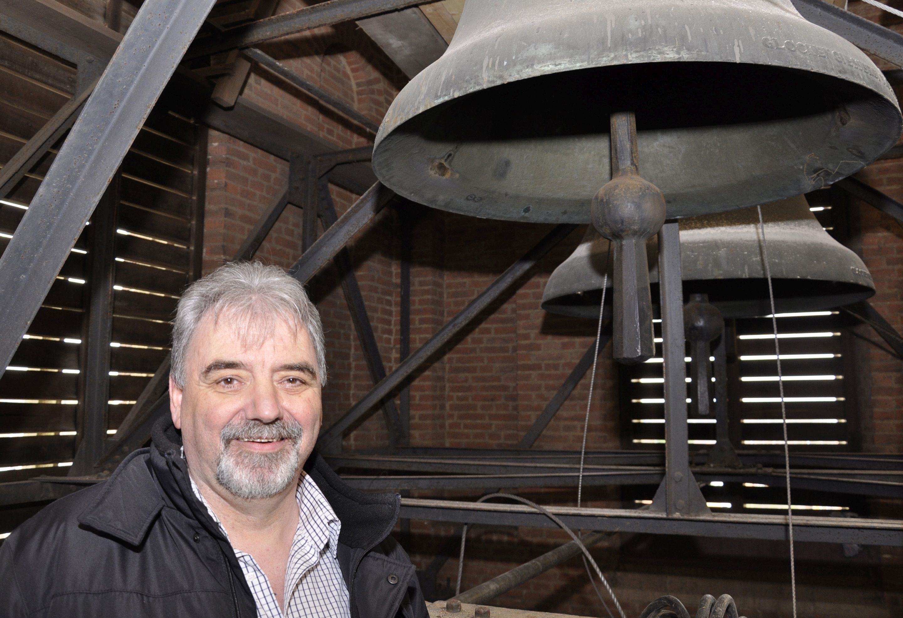 - Eugen Cilleßen vom Förderkreis Glocke freut sich über die gelungene Spendensammlung. Im Nordturm der Stiftskirche machte er sich ein eigenes Bild von den Arbeiten.