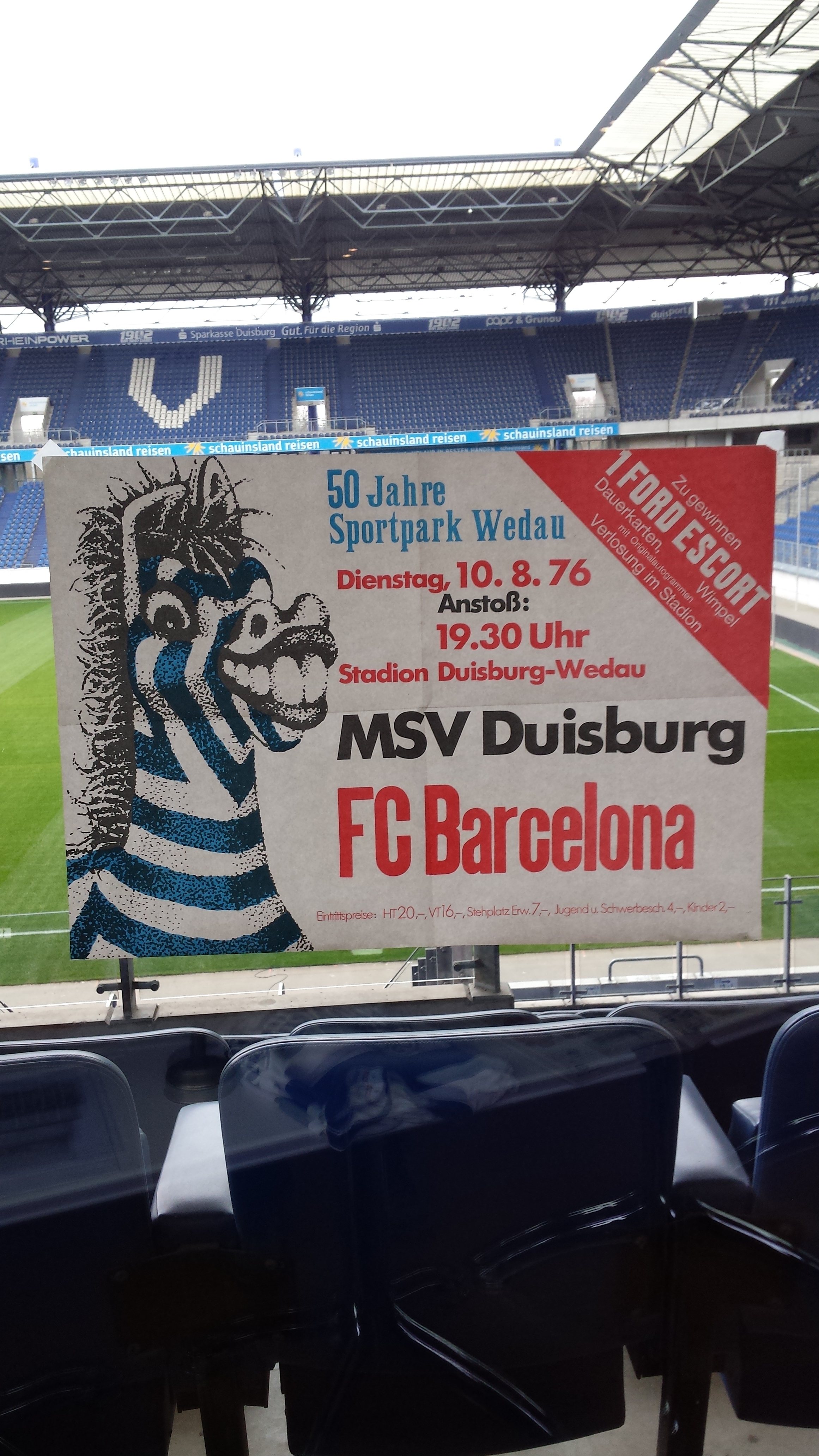 Ein Spielplakat aus vergangenen Zeiten, der FC Barcelona zu Gast im alten Wedaustadion