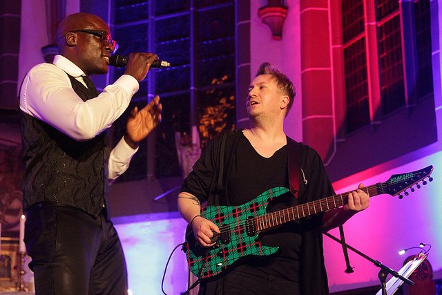 Len Mette steht mit Musical-Star Carl Ellis auf der Bühne.