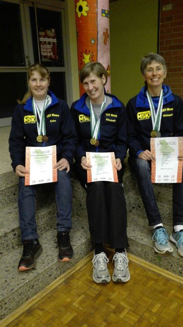 Die Nordrhein-Meisterinnen 2017 im 10 km Straßenlauf (in der Mannschaftswertung W50/W55), v.l.n.r. Erika Schoofs, Elisabeth Naß und Michaela Born