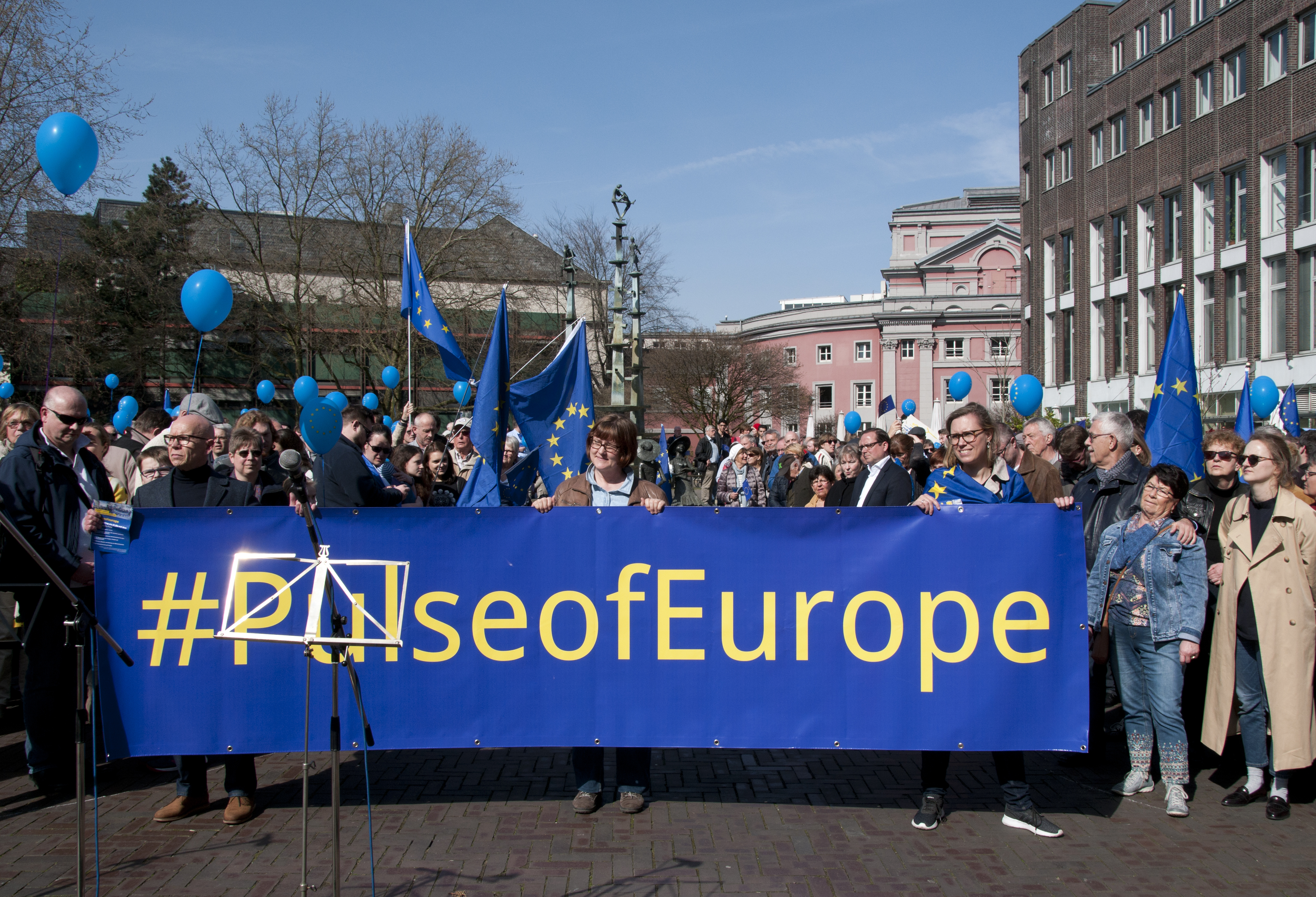 Hinter dem Banner der "Pulse of Europe"-Bewegung versammelten sich am 26. März rund 1.000 Kundgebungsteilnehmer. Foto: Olaf Eybe