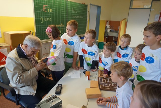 Beim ganz normalen Tag wirken auch blinde Menschen mit. Ganz authentisch zeigt hier Manfred Glasmacher, wie blinde Menschen im Alltag zurechtkommen und welche Hilfsmittel sie haben.