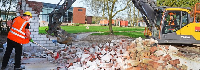 Das nennt man Einsatz fürs Gemeinwohl. Damit der neue Vittinghoff-Schell-Park in Weeze ein gelungenes Gesamtbild ergibt, opferte ein Anwohner sogar seine Garage. Bäume müssen für die Neugestaltung dagegen nicht weichen.