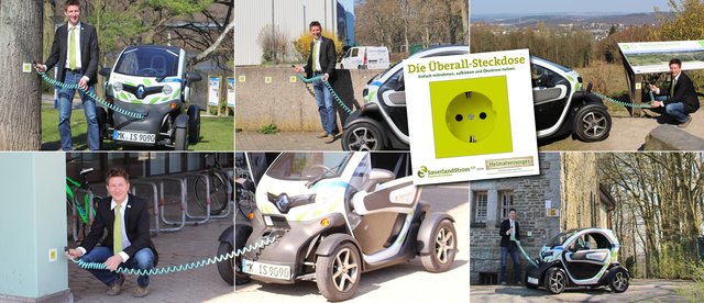Heimatversorger-Marketingleiter Mike Kowalski demonstriert die einfache Handhabung der Überall-Steckdose.