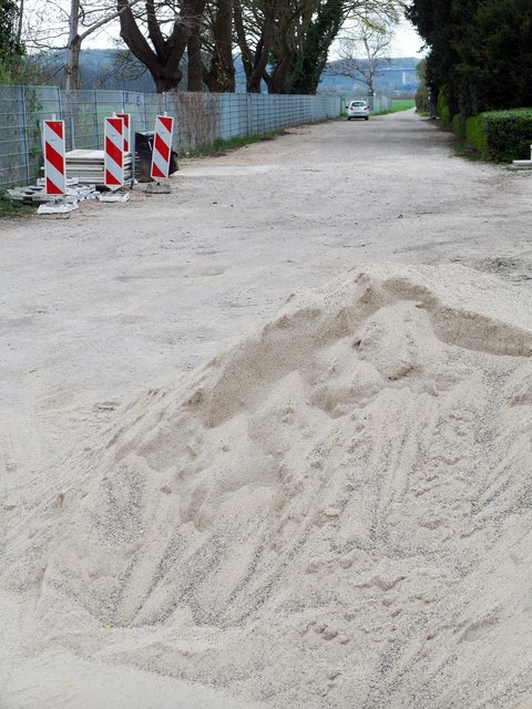 Warnbaken und ein Sandhaufen stehen für eine baldige Fertigstellung.
