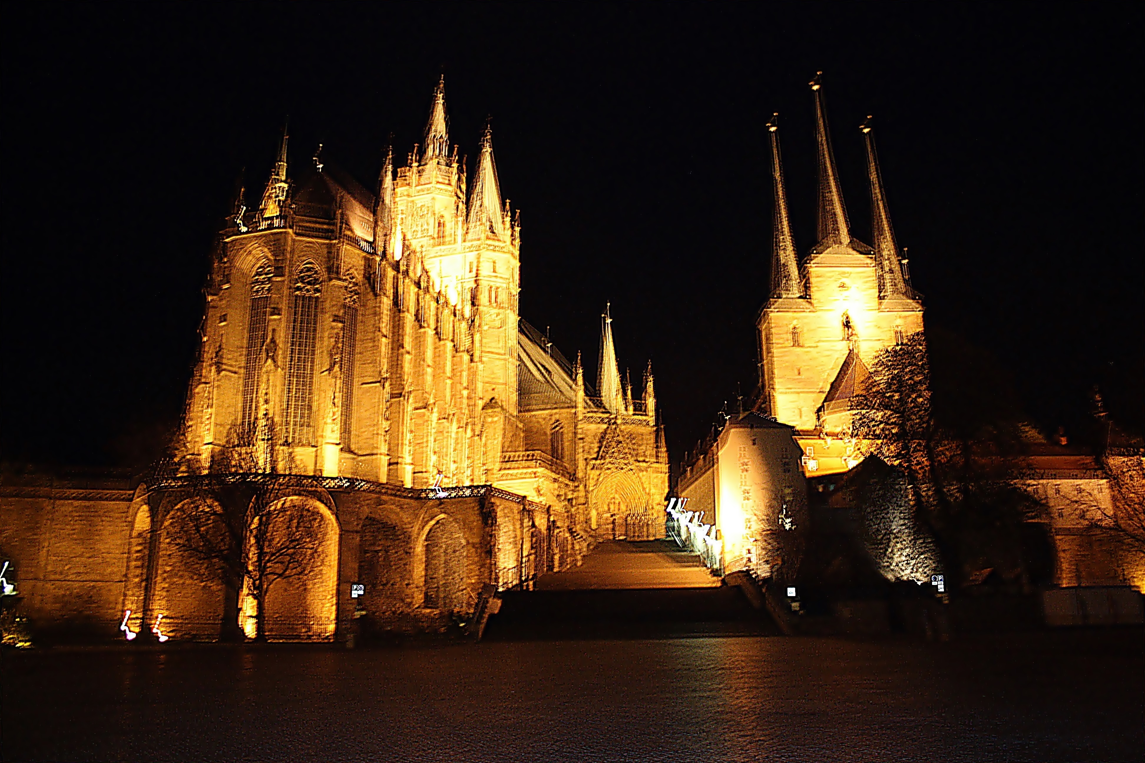 Der Dom in Erfurt ist bei der Ausstellung "Eclipse" im Kulturfenster zu sehen.