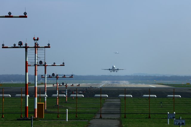 Während der vordere Flieger startet, steht der hintere Flieger im Landeanflug.
