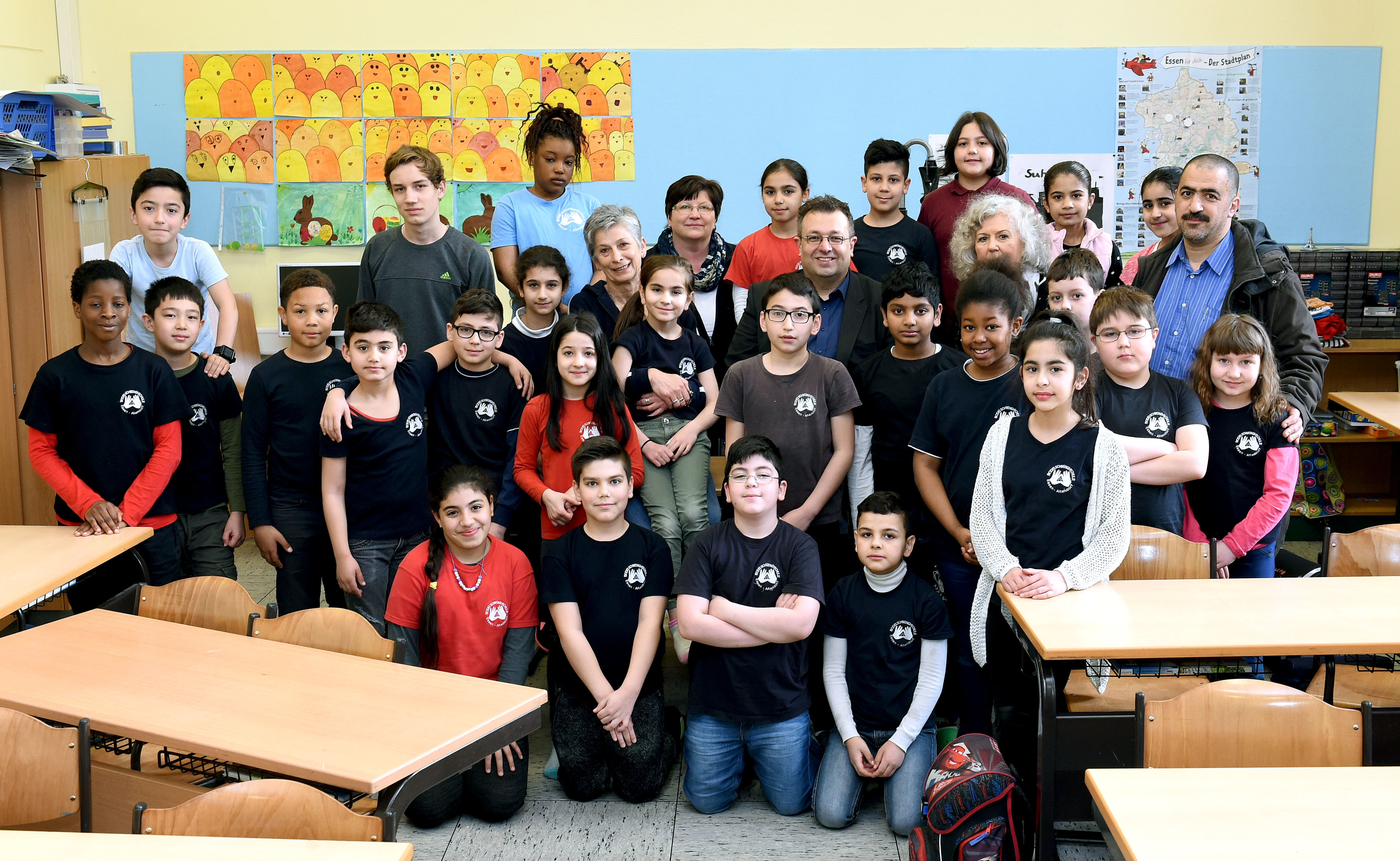 Schüler, Lehrer löchern Mehrdad Mostofizadeh MdL Grüne, Hannelore Herz-Höhnke (Schulleiterin) sowie Daniela Patt, Doris Eisenmenger, Mohamed Makhlouf (Elternpflegschaft). Fotos: Renate Debus-Gohl