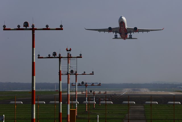 Wenn die Flieger eine weite Strecke vor sich haben, vollgetankt sind bis zur Halskrause, dann nutzen sie die gesamt Startbahn um auf Schwung zu kommen.