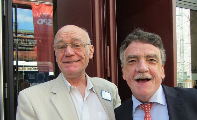 Der Essener Willi Heimann mit Michael Groschek.