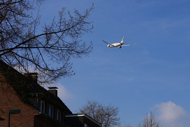 Die Bewohner in Lohausen müssen schon ganz schön was aushalten. Obwohl, man muß sagen, die Flieger sind deutlich leiser geworden. Für die Leute dort, vermutlich immer noch zu laut ...
