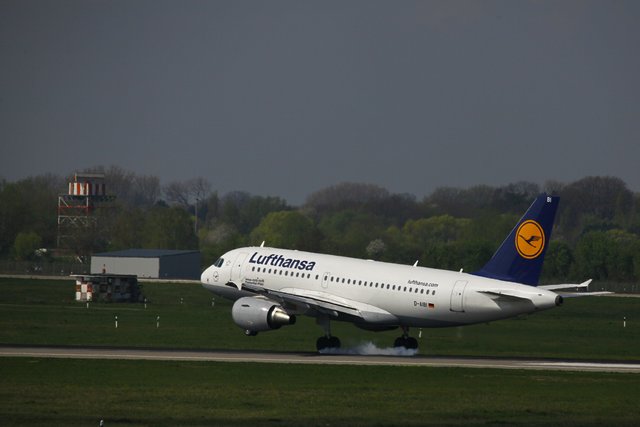 Würde mich mal interessieren, wieviele Starts und Landungen so ein Reifen mitmacht bevor er gewechselt wird ...