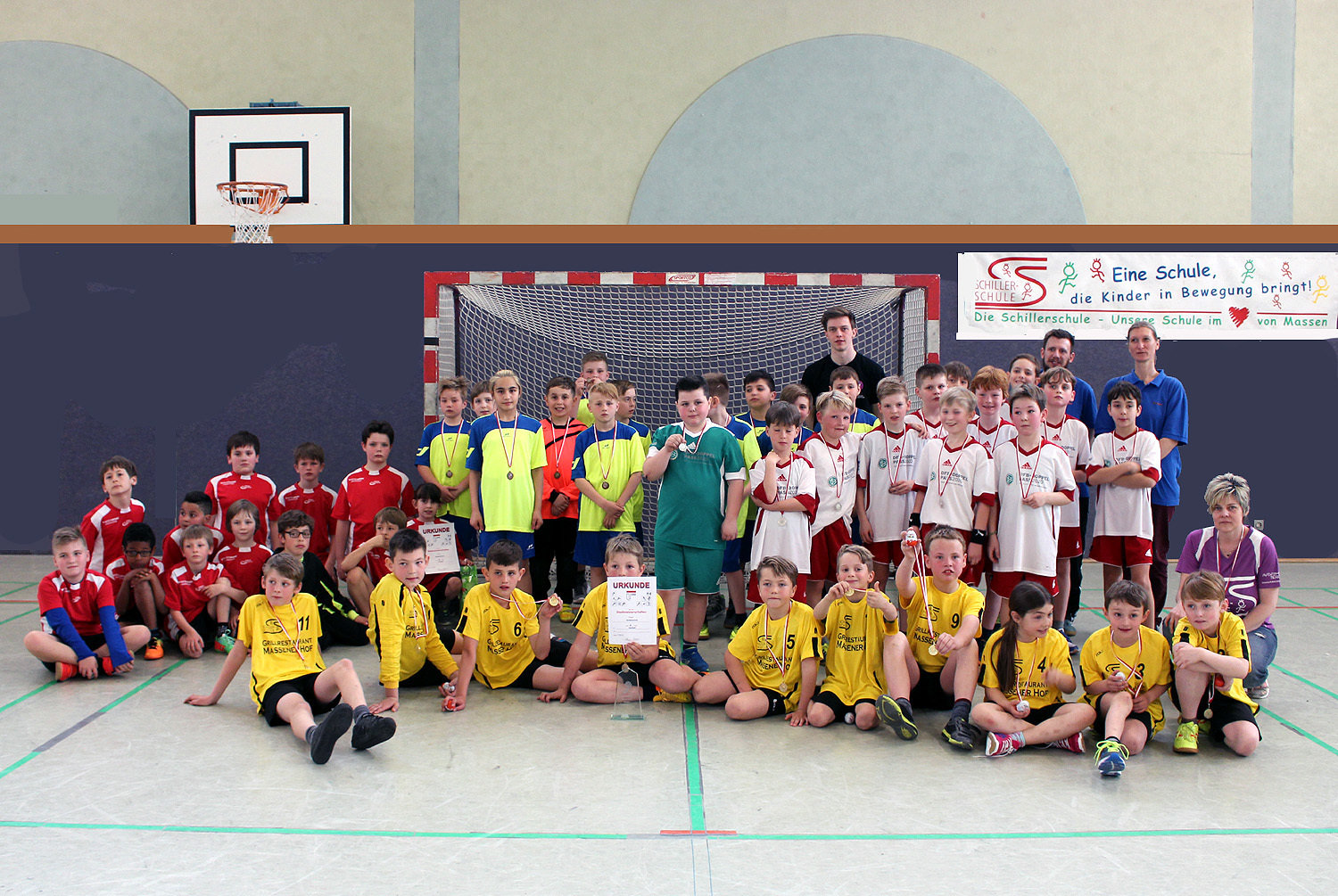 Abschlussbild der Grundschulstadtmeisterschaften Handball: Von links: Die Osterfeldschule, Grilloschule, Katharinenschule und vorne die Schillerschule