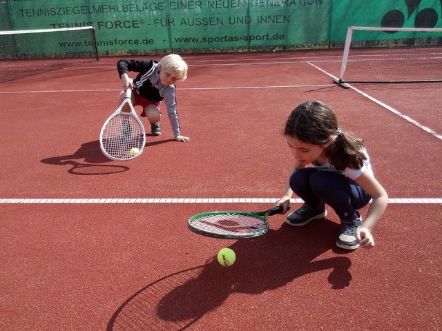 Zunächst hieß es, sich mit Tennisplatz, Bällen und Schläger vertraut zu machen. 
Foto: Henschke