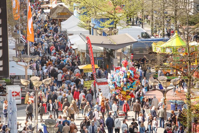 13.45 Uhr auf der Königstraße: Die City brummte am verkaufsoffenen Sonntag. Bei Sonne und Temperaturen um die 20 Grad sorgten Kunsthandwerkerfestival und Shopping-Chance für eine volle City. Weitere verkaufsoffene Sonntage sind geplant. Die Stadt ist optimistisch, dass diese auch vor Gericht Bestand haben. | Foto: Angelika Barth