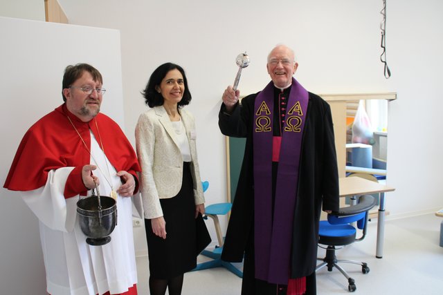 Die Kinderärztin Dr. Maria Andrino leitet die beiden Frühförderstellen des Franz Sales Hauses und freut sich hier über die Einweihung ihrer neuen Einrichtung.