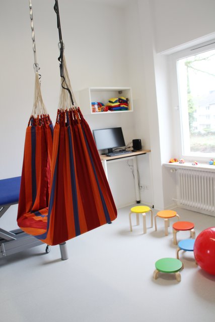 Um spielerisch die kindliche Entwicklung anzuregen, stehten den Therapeuten vielfältigste Möglichkeiten zur Verfügung.