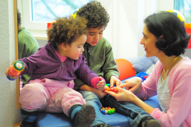Behutsam untersucht die Kinderärztin und Genetikerin Dr. Maria Andrino ihre kleinen Patienten und empfiehlt besonders geeignete Therapiemöglichkeiten. | Foto: Eike Thomsen