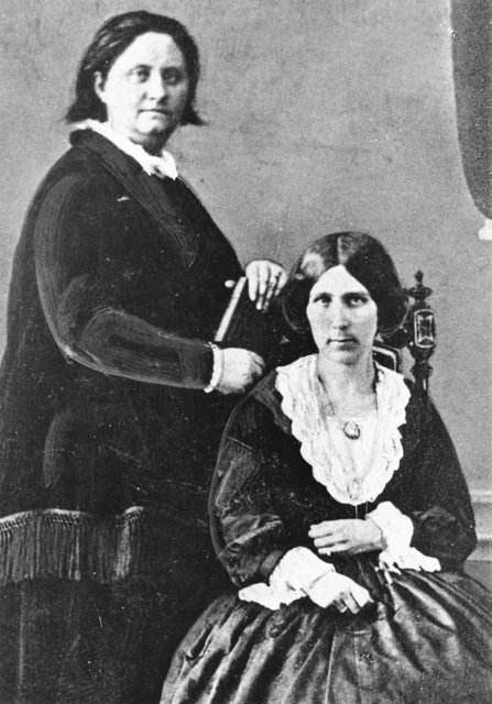 Mathilde Franziska Anneke (stehend) mit ihrer Freundin Mary Booth. Foto: Stadtarchiv