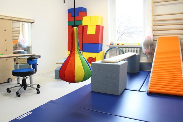 In den hellen und freundlich eingerichteten Räumen unterstützen die Therapeuten Kinder mit Entwicklungsauffälligkeiten bis zum Schulanfang.