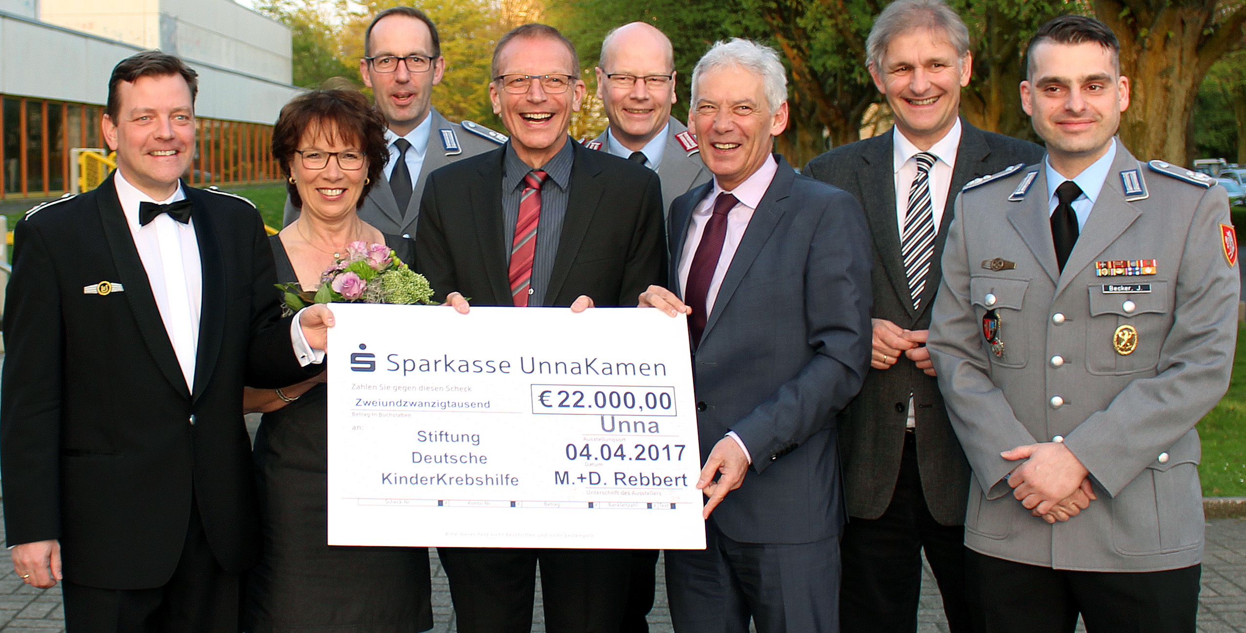Oberstleutnant Christoph Scheibling (Chef des Musikkorps der Bundeswehr Siegburg), Monika Rebbert (Kinderkrebshilfe), Oberstleutnant Andreas Bock (ehem. Kommandeur des Versorgungsbataillon 7), Dieter Rebbert (Kinderkrebshilfe),
Oberstleutnant Frank Klaumann (ehem. Kommandeur des Versorgungsbataillon 7), Gerd Nettekoven (Vorsitzender des Vorstands der Stiftung Deutsche Krebshilfe in Bonn), Michael Makiolla (Landrat des Kreis Unna) und Oberstleutnant Jochem Becker (Stellv. Kommandeur Versorgungsbataillon 7)