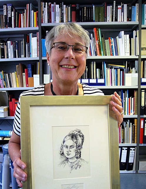 Stadtarchivarin Karin Hockamp mit einem Portrait von Mathilde Franziska Anneke. Foto: Pielorz
