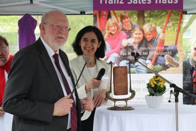 Mit einem Gong-Schlag eröffnete Direktor Günter Oelscher die zweite Interdisziplinäre FrühFörderstelle, welche ebenfalls von der Kinderärztin und Genetikerin Dr. Maria Andrino geleitet wird.