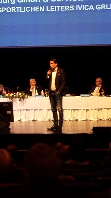 Sportdirektor Ivo Grlic wandte sich in seiner Rede an die Fans, dass der Kampf um die Lizensierung weiter geht und die Fans das wichtigste für den Verein sind