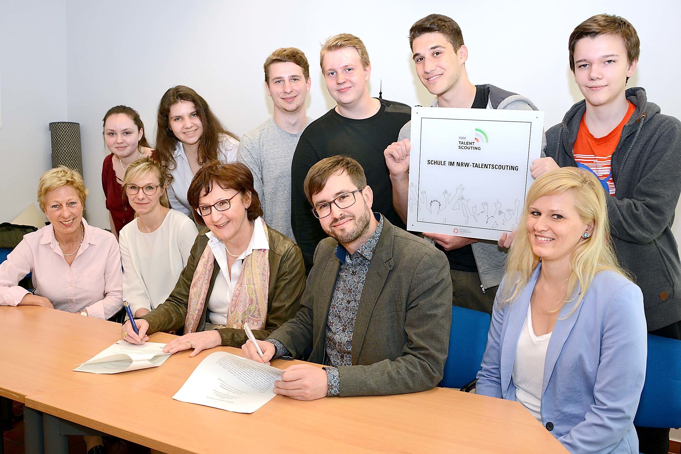 03.04.2017- Kooperationsvereinbarung: vorne am Tisch: v.l.: Waltraud Melsheimer. Studienkoordinatorin. Ulrike Eisenberg. Schulleiterin. Christian Stauer. Projektkoordinator und Jennifer Kahleis. Dahinter Schüler.