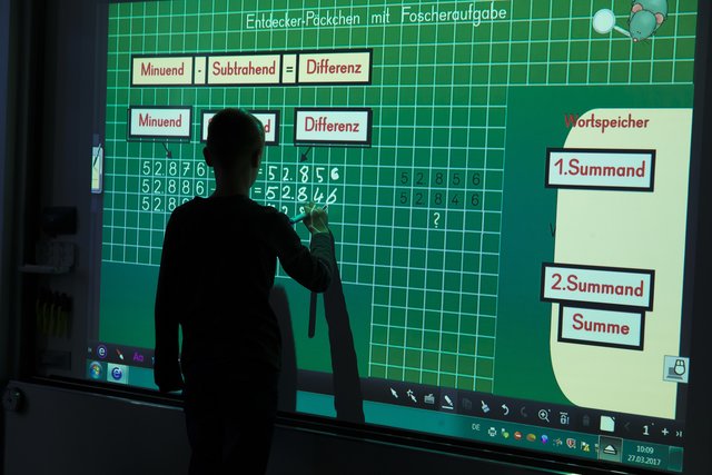 Auch die digitale Ausstattung der Schulen wird mit den Fördergeldern weiter verbessert.