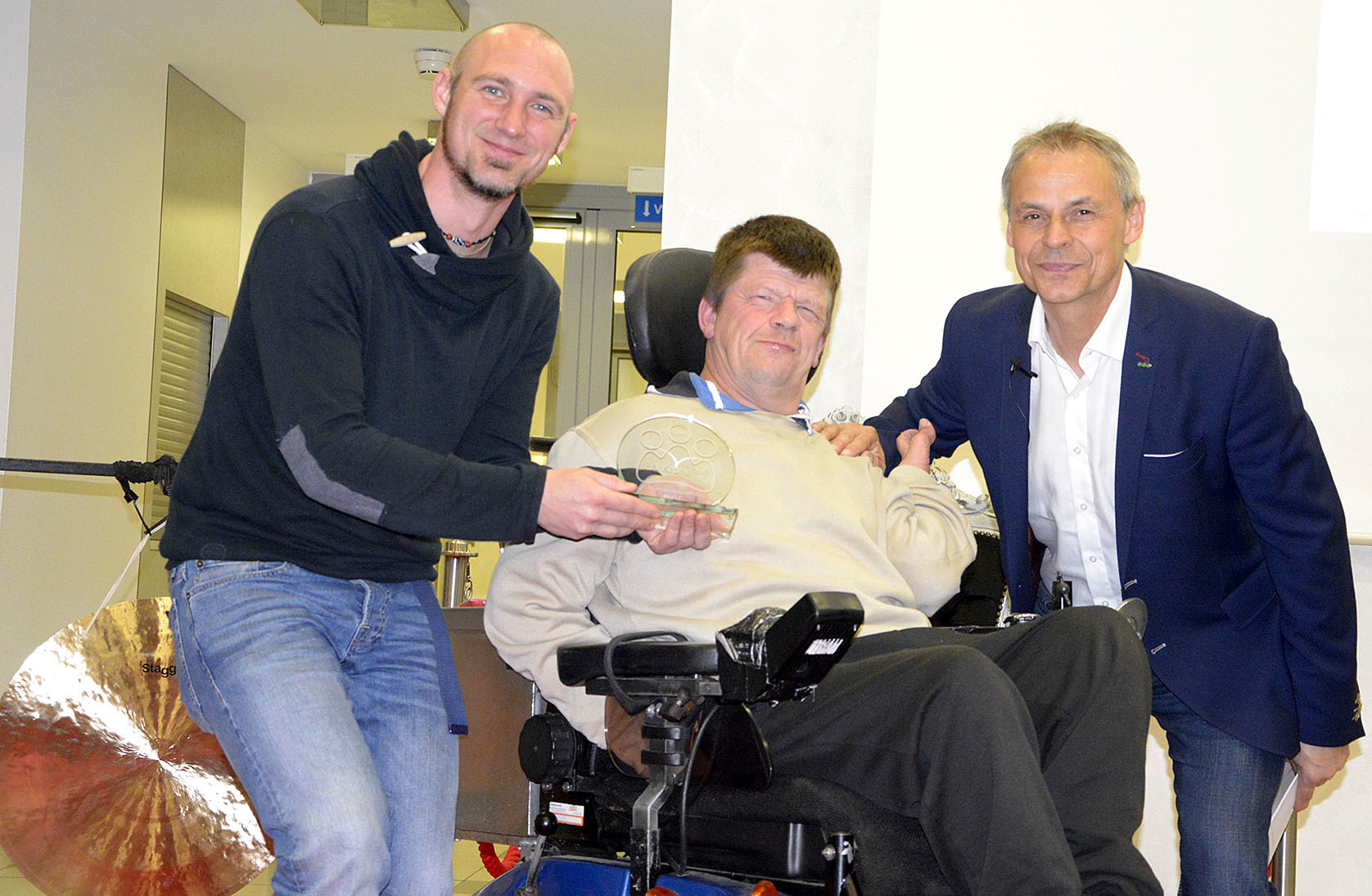 Daniel Starosta, Freizeitpädagoge der Ev. Stiftung Volmarstein (l.), und Dirk Pfeiffer, Brückenlauf-Teilnehmer, strahlten um die Wette: Aus der Hand von Olaf Thon nahmen sie bei der Preisverleihung am Mittwoch ihre EN-Krone für das Projekt der Ev. Stiftung entgegen.