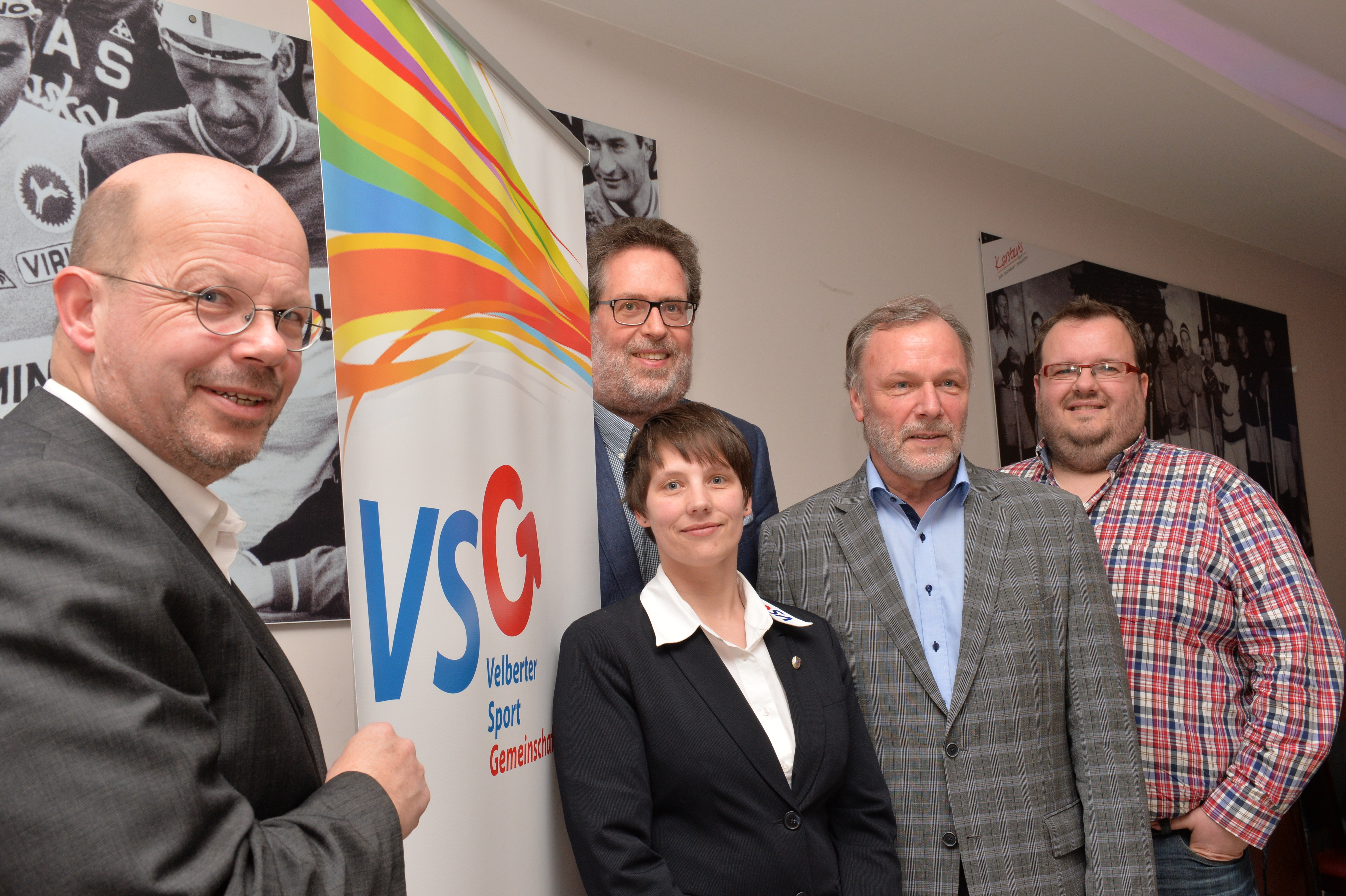 Geschäftsführender Vorstand der Velberter SG e.V.
(von links) Axel Spitzer (Geschäftsführer), Meike Endemann (2. Vorsitzende), Holger Kocherscheidt (1. Vorsitzender), Günter Stiefeling (Schatzmeister), Jan Steinmetz (2. Vorsitzender)